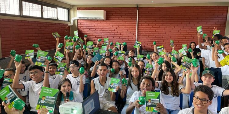 Sicoob Creditril realiza palestra sobre educação financeira em escola de Monte Alegre de Minas-MG