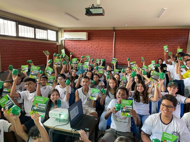 Sicoob Creditril realiza palestra sobre educação financeira em escola de Monte Alegre de Minas-MG