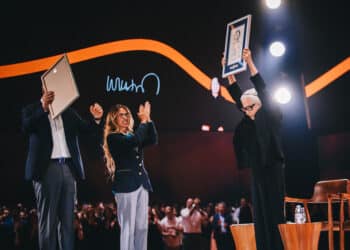 Fernanda Montenegro e Itaú recebem certificado do Guinness World Records por Maior Audiência para Leitura de Livro na Língua Portuguesa