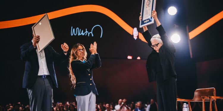 Fernanda Montenegro e Itaú recebem certificado do Guinness World Records por Maior Audiência para Leitura de Livro na Língua Portuguesa