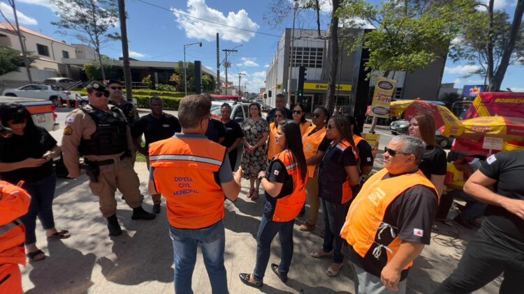 Blitz Educativa de alerta e prevenção para o período chuvoso é realizada na avenida Antônio Carlos