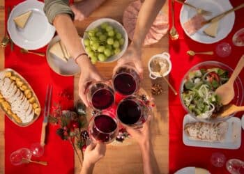 Alimentação e boa hidratação são essenciais para evitar a ressaca neste fim de ano