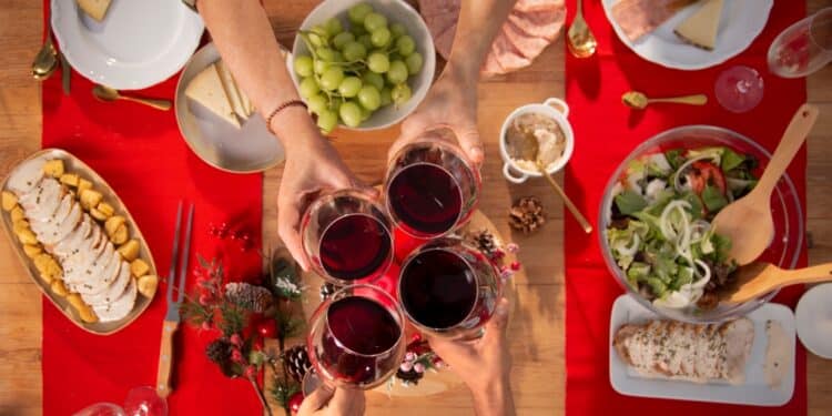 Alimentação e boa hidratação são essenciais para evitar a ressaca neste fim de ano