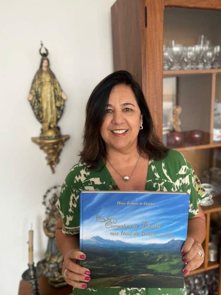 Maria Cristina de Oliveira convida para a sessão de autógrafos de seu novo livro, “Caminhos de Dentro nas teias do tempo”