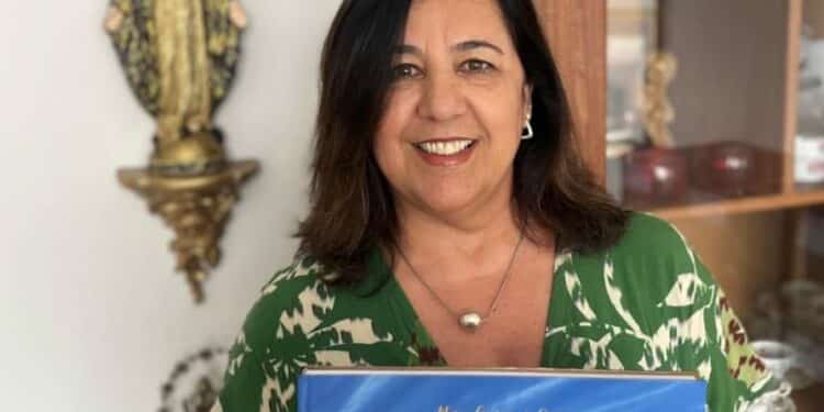 Maria Cristina de Oliveira convida para a sessão de autógrafos de seu novo livro, “Caminhos de Dentro nas teias do tempo”