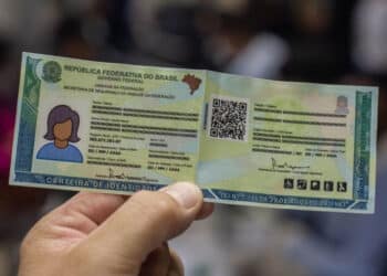 Nova Carteira de Identidade (CIN) já está nas mãos de 17 milhões de brasileiros e brasileiras