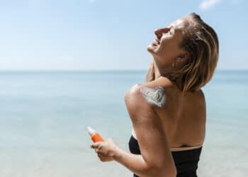 Como usar o protetor solar? Conheça a regra da colher de chá…