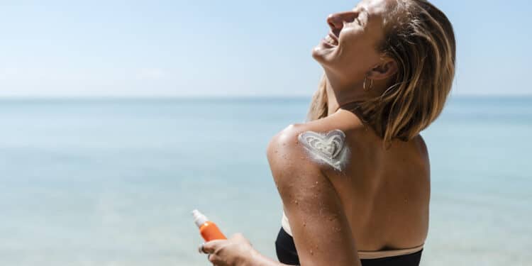 Como usar o protetor solar? Conheça a regra da colher de chá…