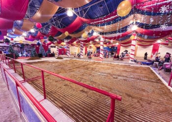 FestNatal Araxá terá pista de patinação no gelo; montagem já começou