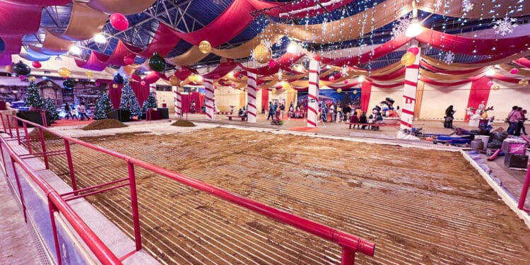 FestNatal Araxá terá pista de patinação no gelo; montagem já começou