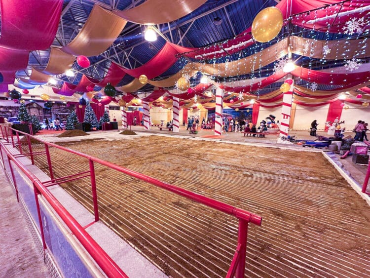 FestNatal Araxá terá pista de patinação no gelo; montagem já começou