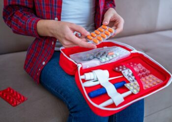 Viagens de verão acendem alerta para os riscos da automedicação