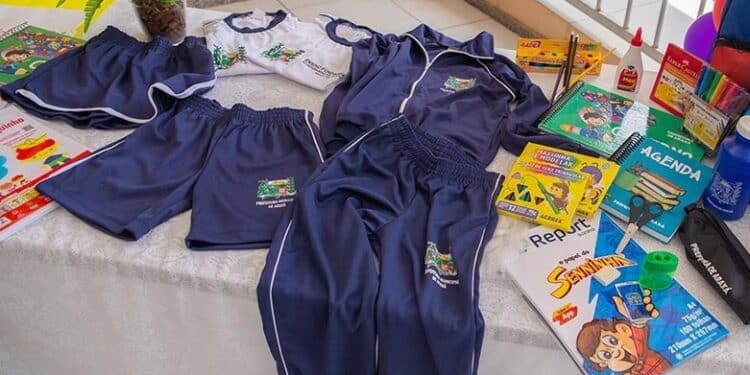 Kit de materiais escolares e uniformes estão garantidos para todos os alunos da rede municipal em 2025