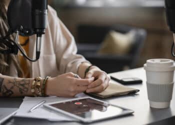 Trabalha com comunicação? Descubra 4 podcasts para se manter atualizado em 2025