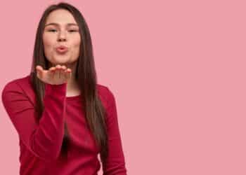 13 de abril – Dia do Beijo O que a ciência revela sobre os efeitos do beijo para o cérebro