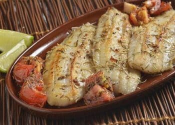 Páscoa à brasileira: receitas de peixes com ervas, especiarias, batata palha e farofa
