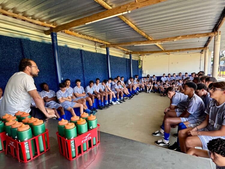 Dínamo realiza reunião de alinhamento com atletas da base antes da estreia no Campeonato Mineiro