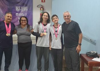 Xadrez araxaense conquista 5 medalhas na Microrregional do JEMG 2025