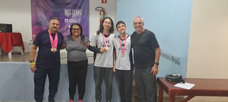 Xadrez araxaense conquista 5 medalhas na Microrregional do JEMG 2025