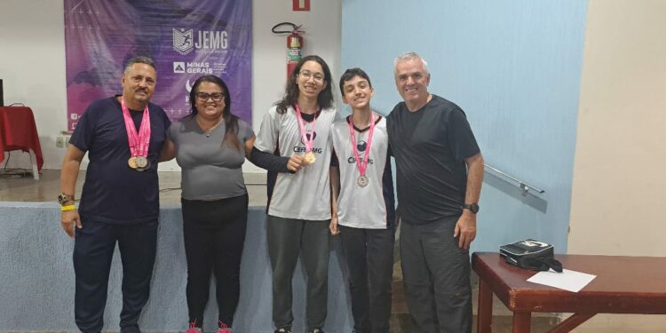 Xadrez araxaense conquista 5 medalhas na Microrregional do JEMG 2025
