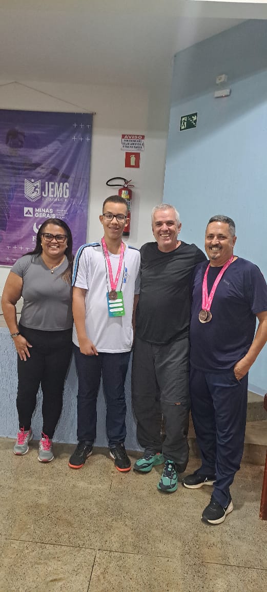 Xadrez araxaense conquista 5 medalhas na Microrregional do JEMG 2025