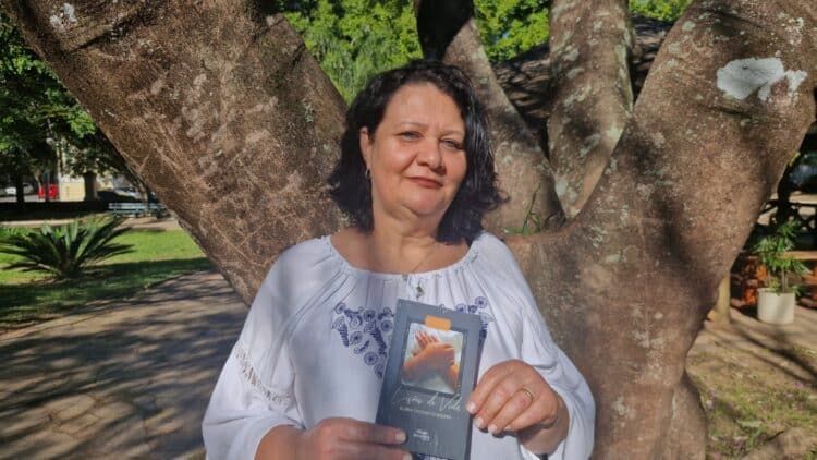 Glória Fontoura de Siqueira lança seu livro dia 28 próximo na Cafeteria Monalisa