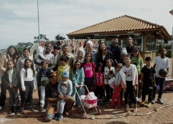 Cia Deu Na Telha leva teatro para praças e encanta crianças e adultos com Retalhos de História