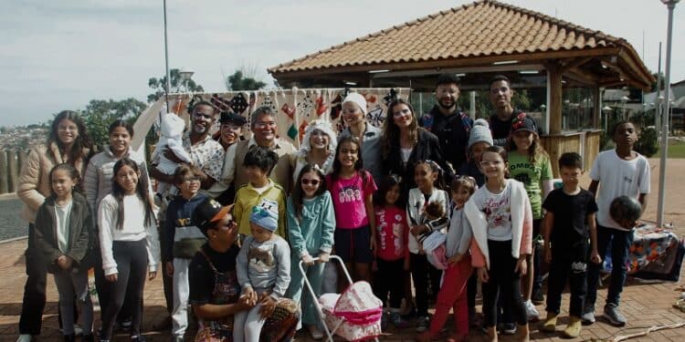 Cia Deu Na Telha leva teatro para praças e encanta crianças e adultos com Retalhos de História