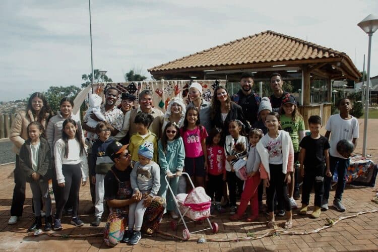 Cia Deu Na Telha leva teatro para praças e encanta crianças e adultos com Retalhos de História