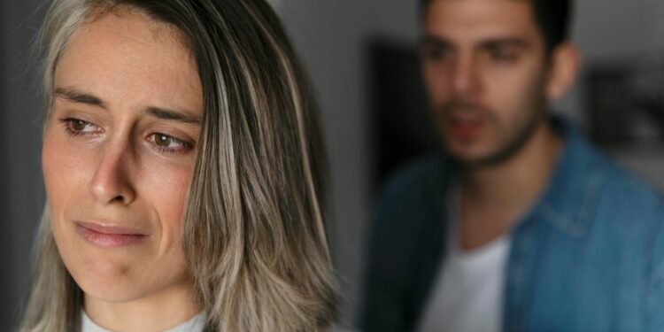 Mês dos namorados reacende alerta sobre relacionamentos abusivos