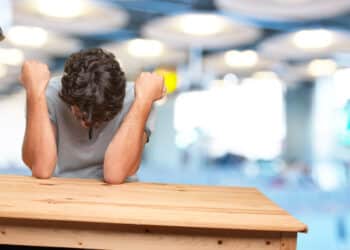 Cotovelo não é apoio: prática comum pode se tornar um sério problema