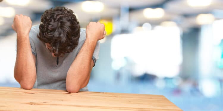 Cotovelo não é apoio: prática comum pode se tornar um sério problema