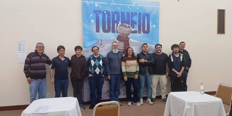 Araxaense Edgard de 15 anos de idade classifica para final do Brasileiro Absoluto de Xadrez