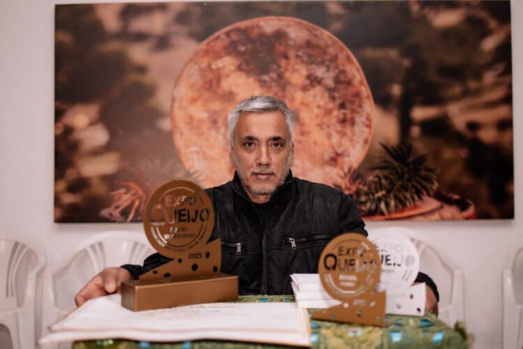 “Minha vida já mudou”: primeiro produtor Super Ouro do Brasil recebe troféu da ExpoQueijo