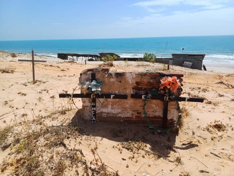 O MAR, A AREIA E O CEMITÉRIO