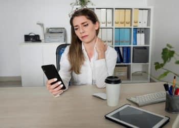 Ortopedista alerta:  hábito de usar celular pode gerar uma carga de 27 kg no pescoço