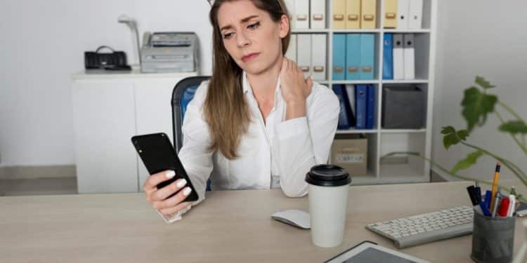 Ortopedista alerta:  hábito de usar celular pode gerar uma carga de 27 kg no pescoço