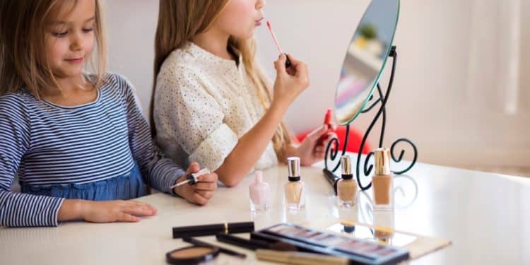 Uso precoce de cosméticos por crianças preocupa especialistas
