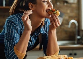 Como o que comemos impacta o humor, o sono e até a produtividade?