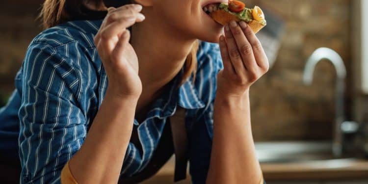 Como o que comemos impacta o humor, o sono e até a produtividade?