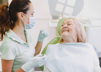 Quando a boca fala mais alto que o coração: o alerta dos especialistas sobre a saúde bucal na terceira idade