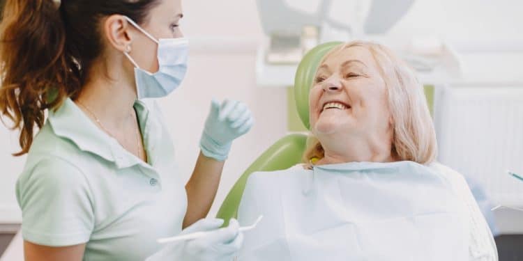 Quando a boca fala mais alto que o coração: o alerta dos especialistas sobre a saúde bucal na terceira idade