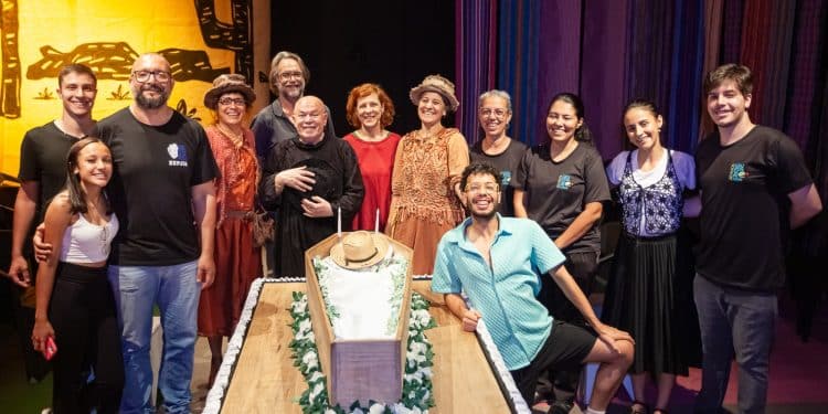Fernando Neves celebra 75 anos em cena com o Grupontapé em Uberlândia-MG