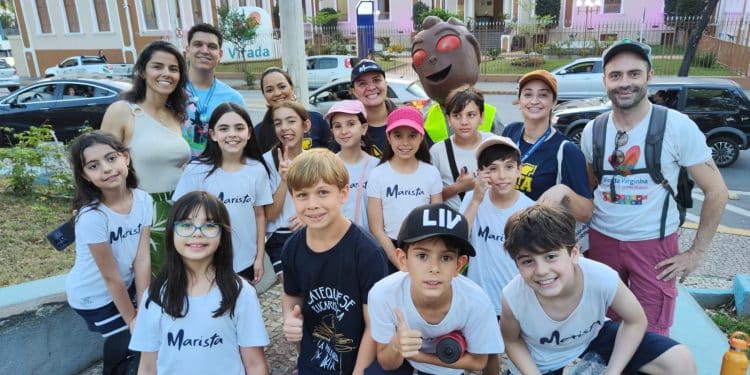 Estudantes do Colégio Marista participam do Ônibus Escolar Caminhante em parceria com a Virada Varginha