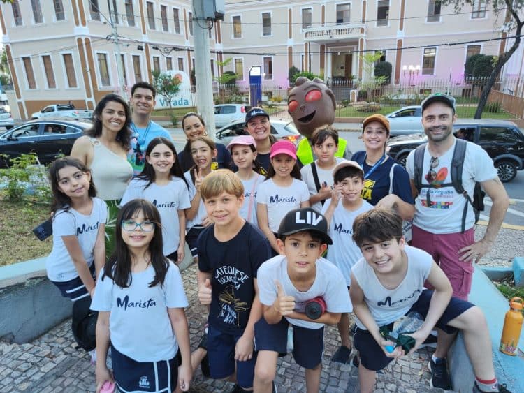 Estudantes do Colégio Marista participam do Ônibus Escolar Caminhante em parceria com a Virada Varginha