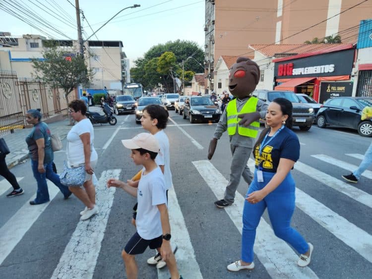 Estudantes do Colégio Marista participam do Ônibus Escolar Caminhante em parceria com a Virada Varginha