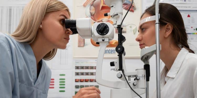 Outubro Rosa: tratamentos oncológicos podem afetar a visão e exigem acompanhamento oftalmológico