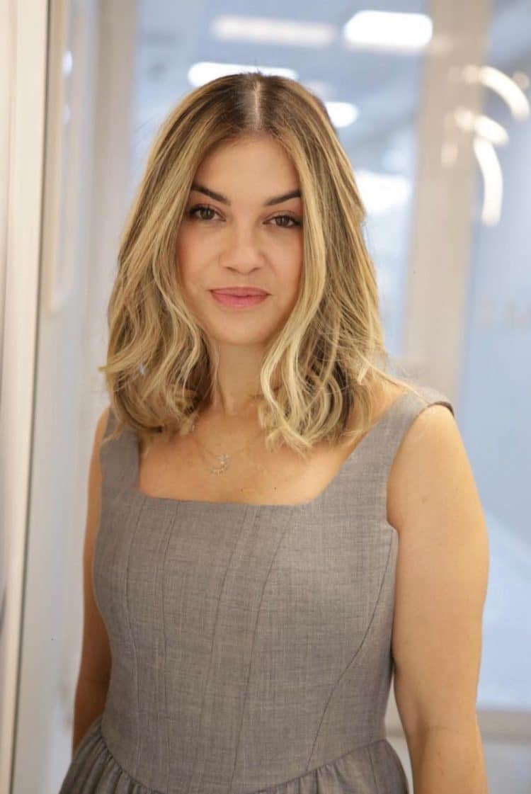 Médica conta que a perda do cabelo durante o tratamento de câncer de mama mudou sua percepção da própria beleza