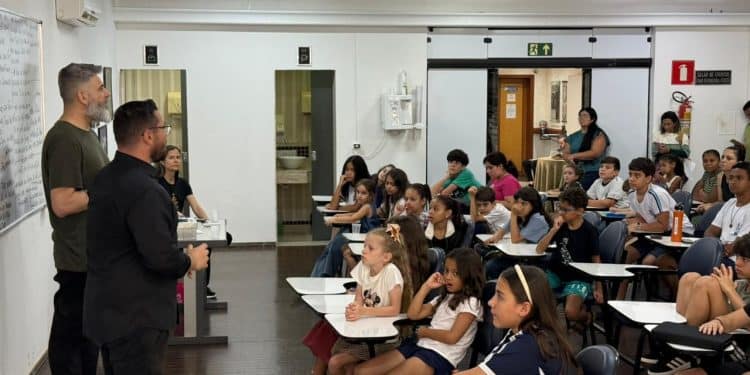 FestNatal 2025: Livro escrito por crianças comemora os 160 anos de Araxá