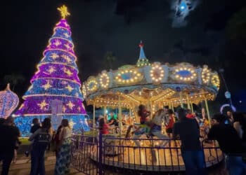 Ingressos gratuitos liberados: carrossel do Natal Iluminado volta à Praça Governador Valadares